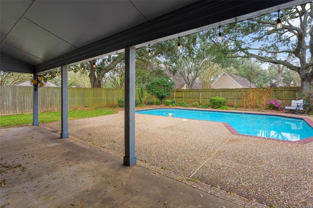 105 Strawberry Drive, Lake Jackson, TX 77566