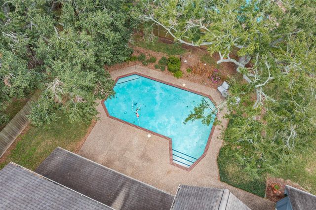 105 Strawberry Drive, Lake Jackson, TX 77566