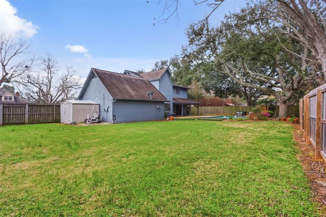 105 Strawberry Drive, Lake Jackson, TX 77566