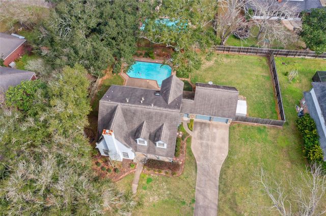 105 Strawberry Drive, Lake Jackson, TX 77566