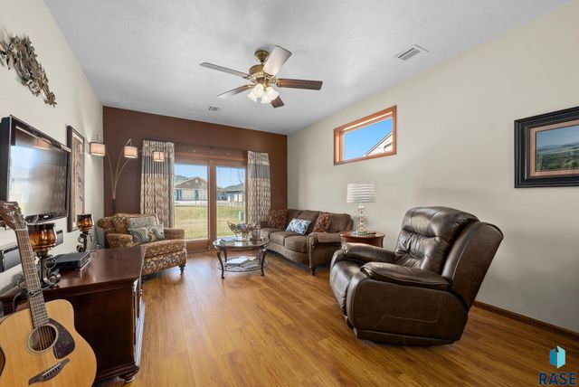 201 Emmett Trl Trail, Harrisburg, SD 57032