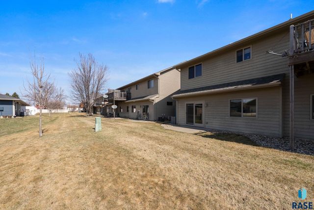 201 Emmett Trl Trail, Harrisburg, SD 57032