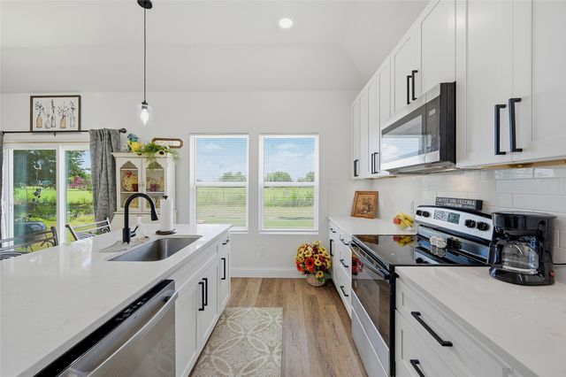 310 N Water Street, Savoy, TX 75479