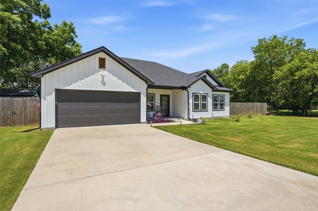 310 N Water Street, Savoy, TX 75479