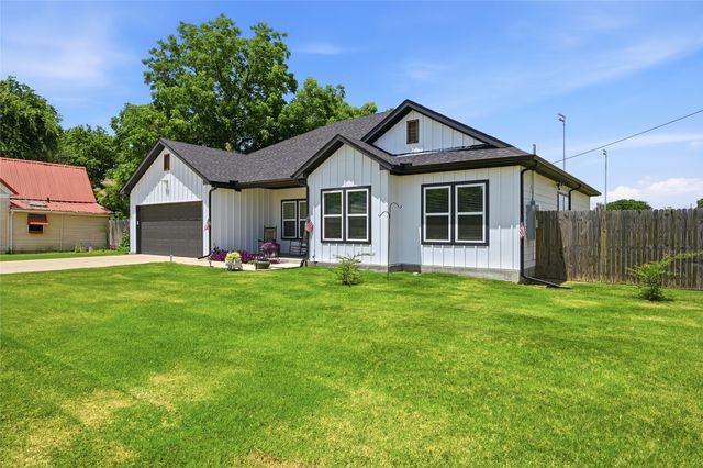 310 N Water Street, Savoy, TX 75479