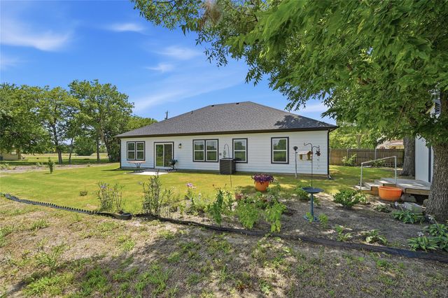 310 N Water Street, Savoy, TX 75479
