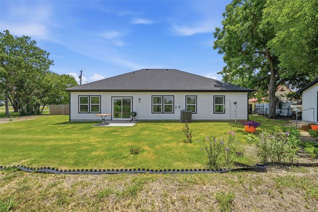 310 N Water Street, Savoy, TX 75479