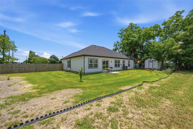 310 N Water Street, Savoy, TX 75479