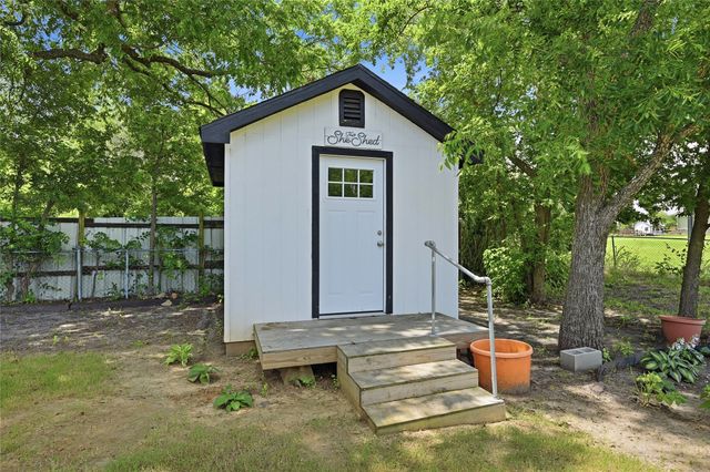310 N Water Street, Savoy, TX 75479