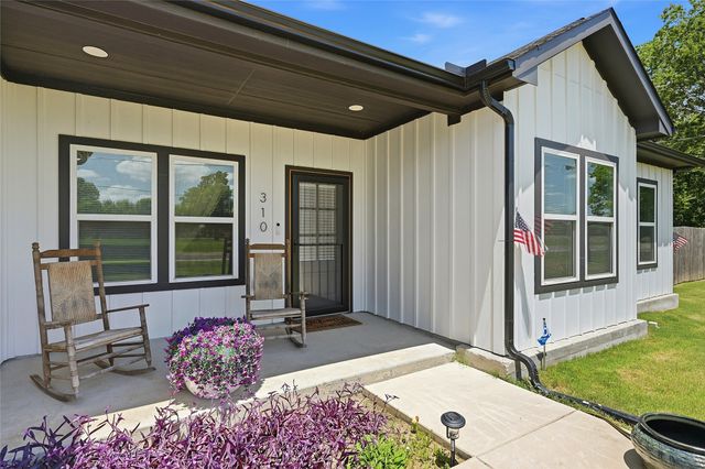 310 N Water Street, Savoy, TX 75479