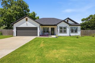 310 N Water Street, Savoy, TX 75479
