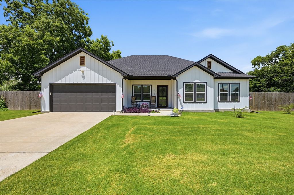310 N Water Street, Savoy, TX 75479