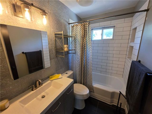 208 SW 5th Street, Lee's Summit, MO 64063