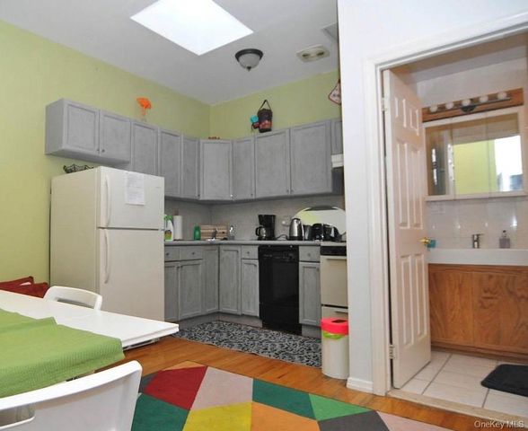 941 Manhattan Avenue, Brooklyn, NY 11222