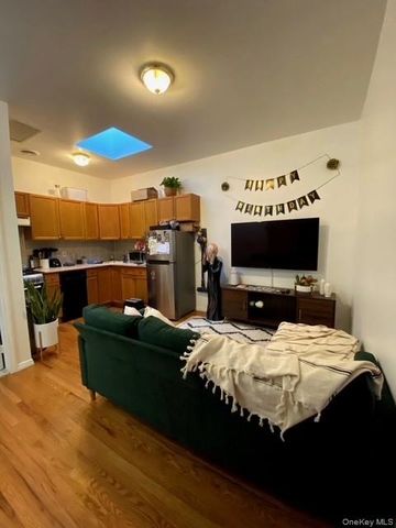 941 Manhattan Avenue, Brooklyn, NY 11222