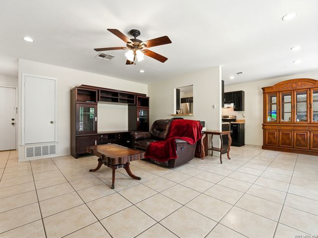 7622 PIPERS LN, San Antonio, TX 78251