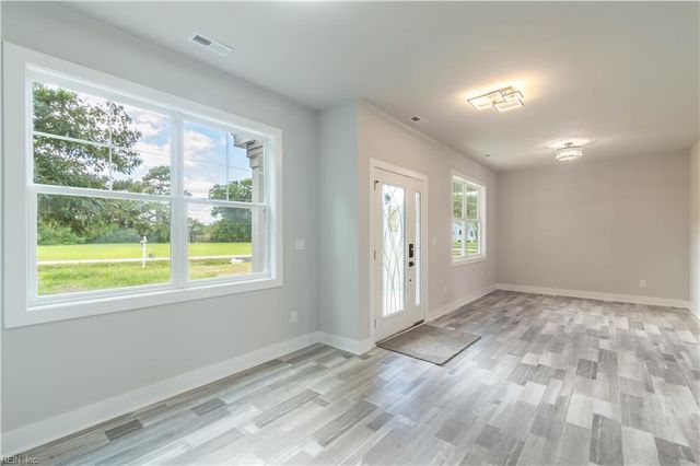 1453 Whittamore RD, Chesapeake, VA 23322