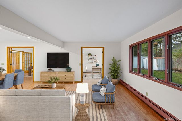 19 Palm Lane, Westbury, NY 11590