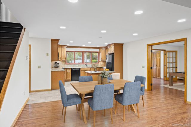 19 Palm Lane, Westbury, NY 11590
