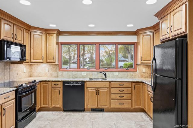 19 Palm Lane, Westbury, NY 11590