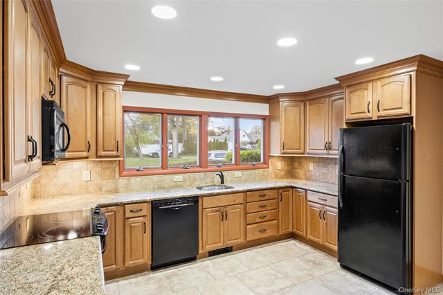 19 Palm Lane, Westbury, NY 11590