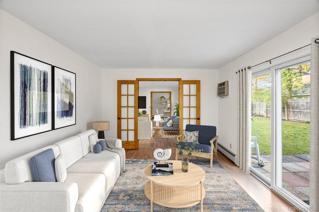 19 Palm Lane, Westbury, NY 11590