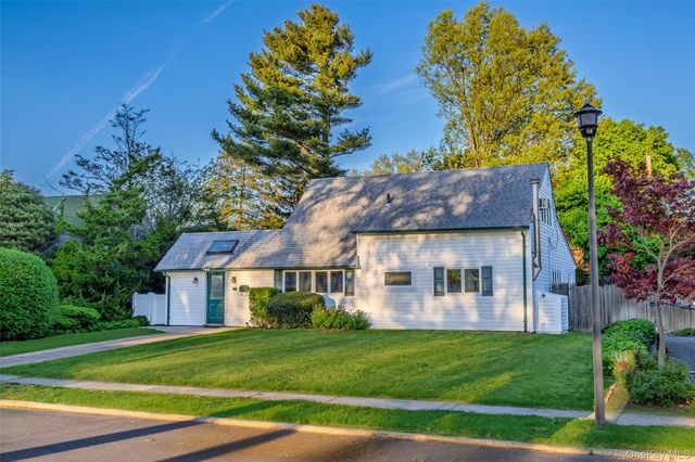 19 Palm Lane, Westbury, NY 11590
