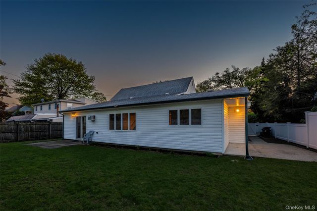 19 Palm Lane, Westbury, NY 11590