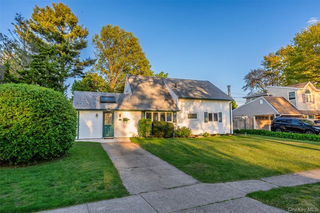 19 Palm Lane, Westbury, NY 11590