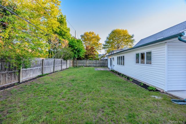 19 Palm Lane, Westbury, NY 11590