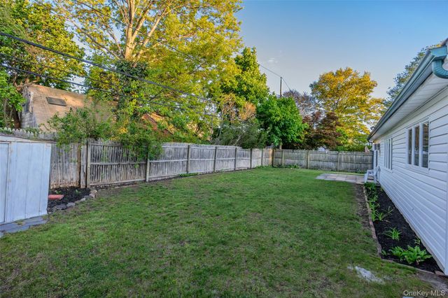 19 Palm Lane, Westbury, NY 11590