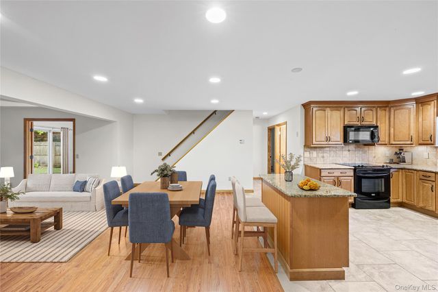 19 Palm Lane, Westbury, NY 11590