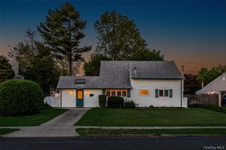 19 Palm Lane, Westbury, NY 11590