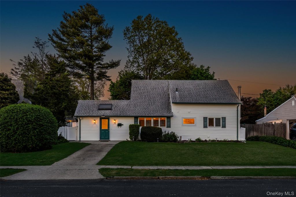 19 Palm Lane, Westbury, NY 11590