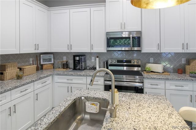 1012 W Geneva Place, Citrus Springs, FL 34434
