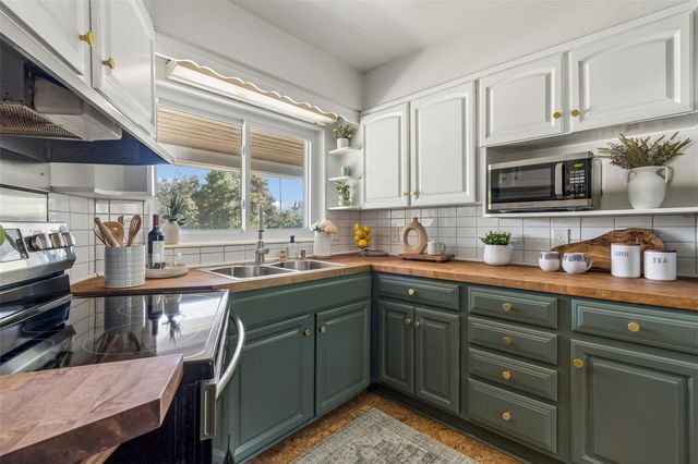 302 DEER PARK AVENUE, Tampa, FL 33617