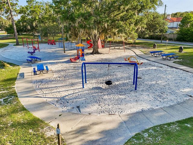 302 DEER PARK AVENUE, Tampa, FL 33617