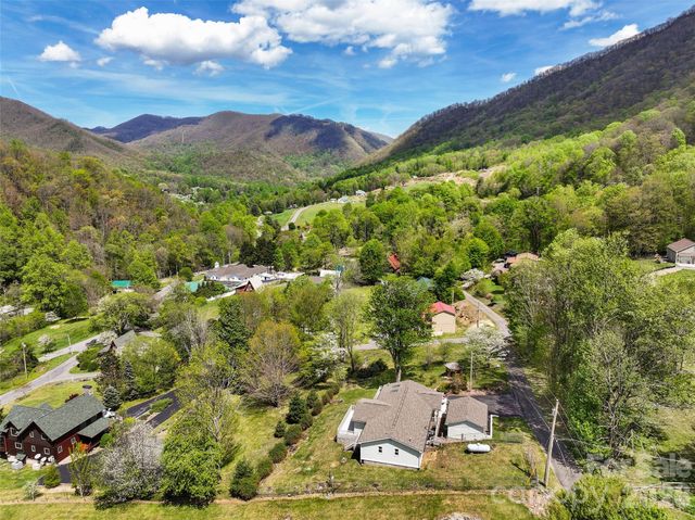 30 Hillcrest Road, Maggie Valley, NC 28751