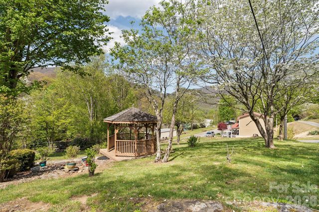 30 Hillcrest Road, Maggie Valley, NC 28751