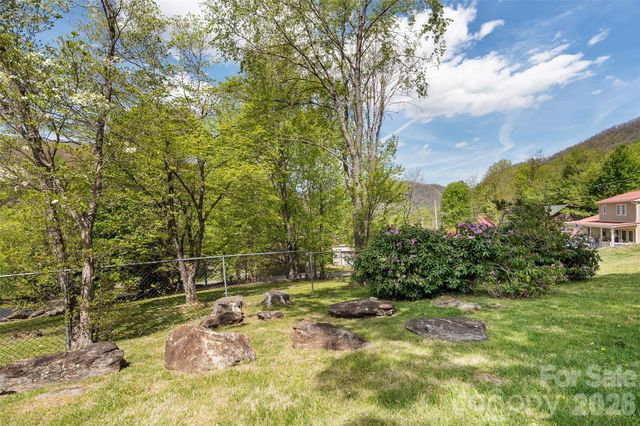 30 Hillcrest Road, Maggie Valley, NC 28751