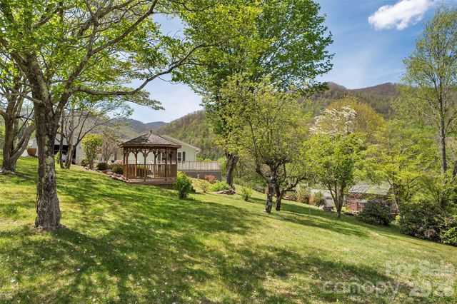 30 Hillcrest Road, Maggie Valley, NC 28751