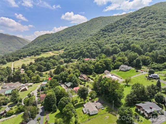 30 Hillcrest Road, Maggie Valley, NC 28751