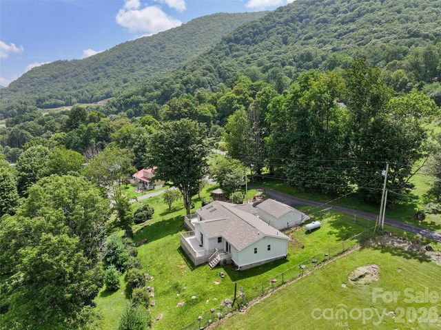 30 Hillcrest Road, Maggie Valley, NC 28751