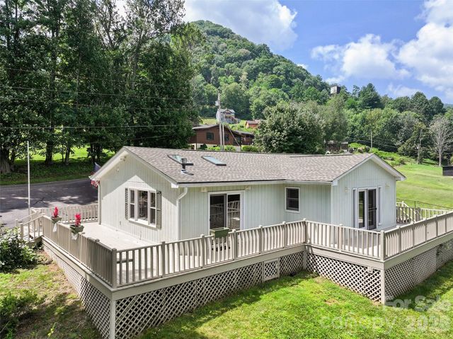 30 Hillcrest Road, Maggie Valley, NC 28751