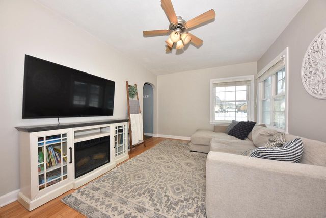 2327 S 79th STREET, West Allis, WI 53219