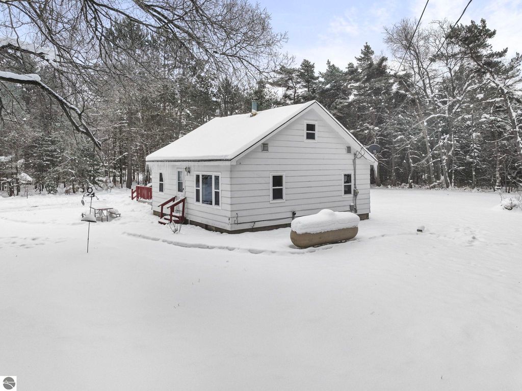 Image 11 of property listing at 8274 E 30 3/4 Road, Cadillac, MI 49601