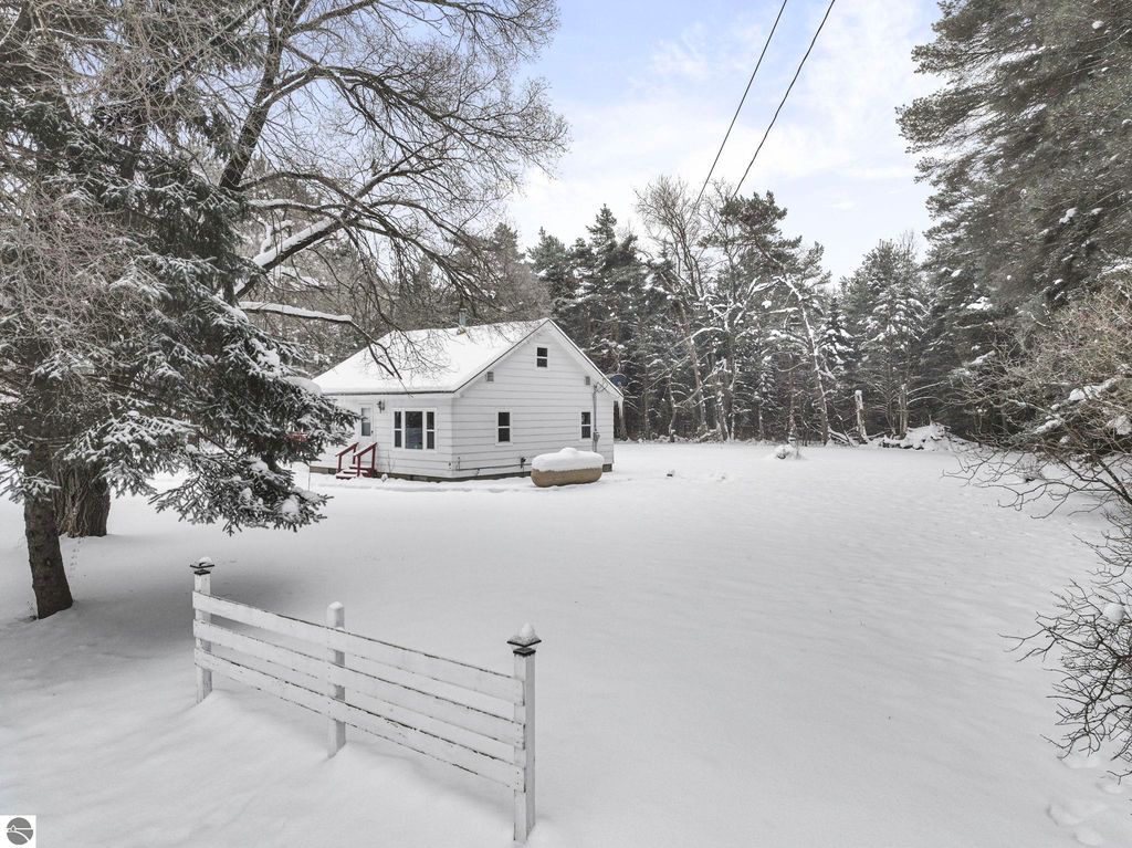 Image 12 of property listing at 8274 E 30 3/4 Road, Cadillac, MI 49601