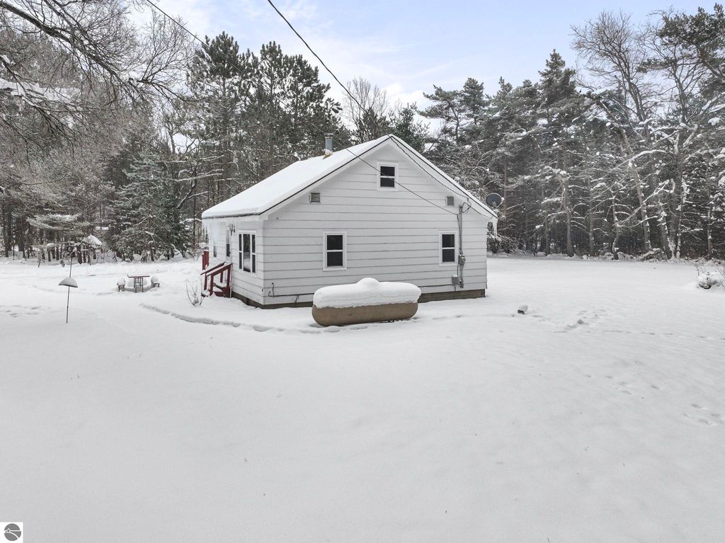 Image 13 of property listing at 8274 E 30 3/4 Road, Cadillac, MI 49601