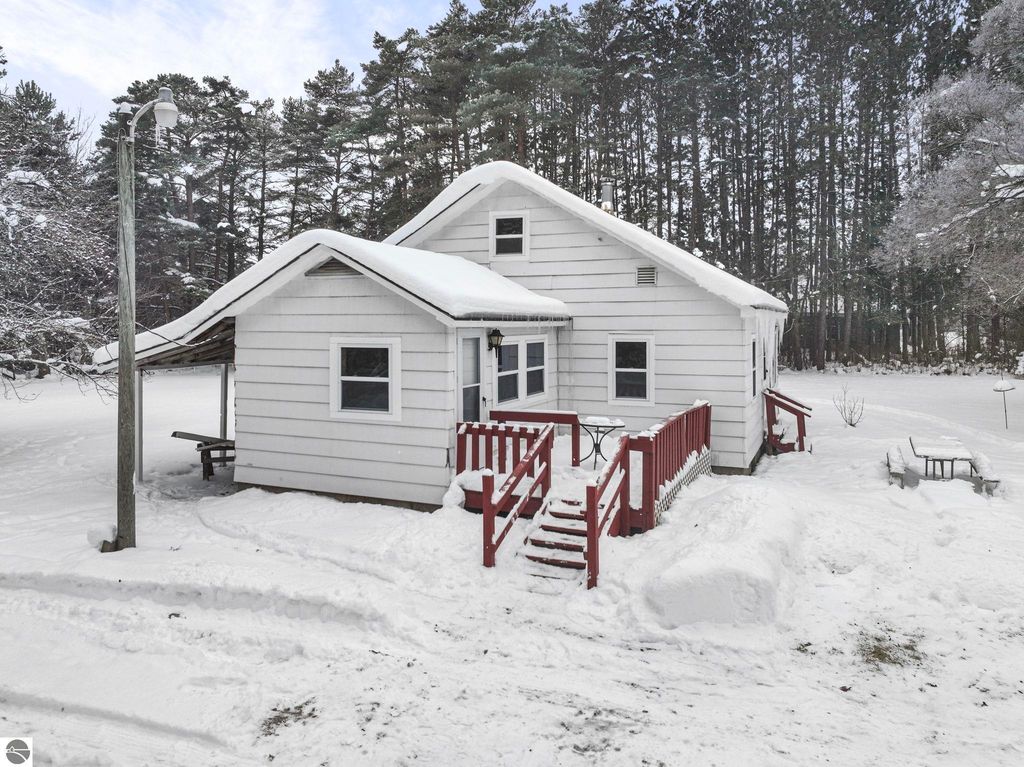 Image 14 of property listing at 8274 E 30 3/4 Road, Cadillac, MI 49601
