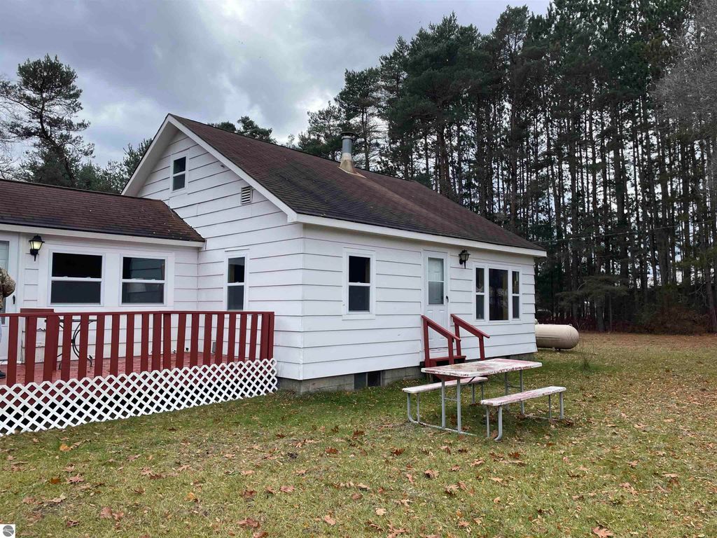 Image 2 of property listing at 8274 E 30 3/4 Road, Cadillac, MI 49601